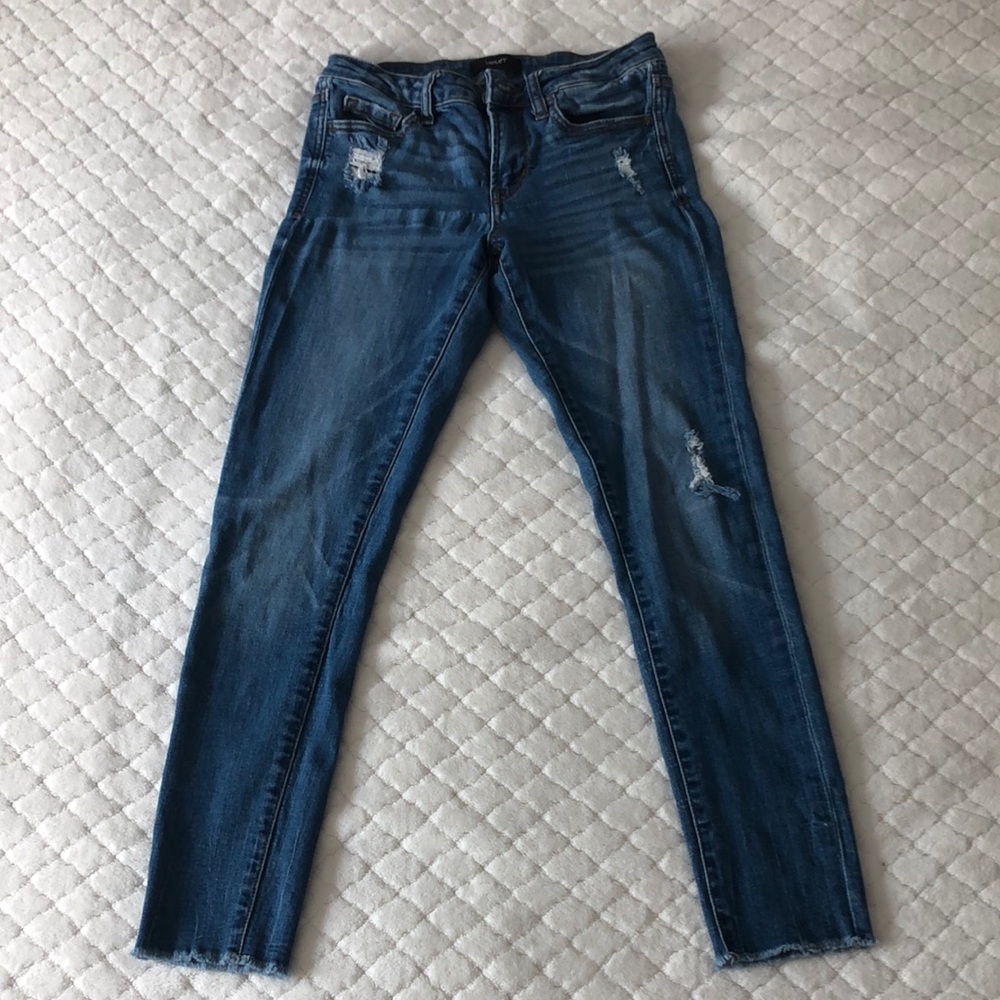 Mid rise, distressed, super skinny, stretch, ankle jeans.